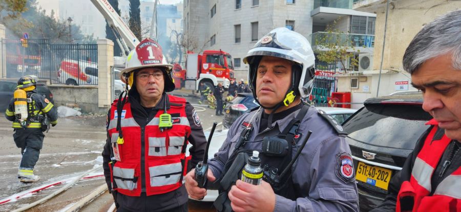 القدس: إخلاء ثلاثة مبان اثر اندلاع حريق هائل في مصنع للإضاءة 